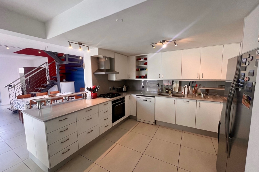 To Let 4 Bedroom Property for Rent in Tamboerskloof Western Cape